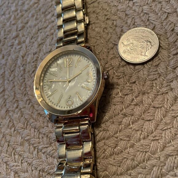 Ladies Fashion Watch-Mother of Pearl face and gold band. Great condition. - Picture 5 of 5